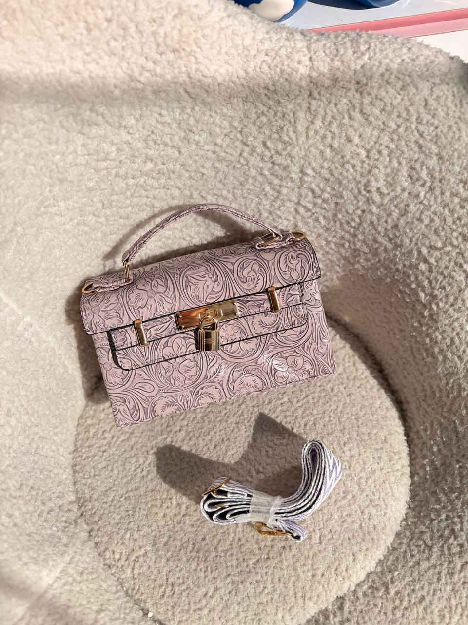 أهلاً وسهلاً متابعينا 🌼.
حقيبة هيرمز مو بس شنطة…
هي فخامة، ذوق راقي، وهيبة بكل خطوة 👑✨
✔️ تصميم أنيق يخطف الأنظار
✔️ جلد فاخر ولمسة ناعمة
✔️ مناسبة للدوام، الطلعات، والمناسبات
إذا تحبين التميز وما تحبين تكونين نسخة مكررة…
هاي الحقيبة إلك 💖
السعر 10 الف فقط 🔥 
متوفر توصيل لجميع محافظات العراق 🚗🚗 
للحجز والاستفسار يرجى مراسله الصفحه ❤️


**إذا كنت صاحب هذا الإعلان وتريد حذفه لأي سبب، رجاءا أرسل رسالة إلى الدعم الفني**