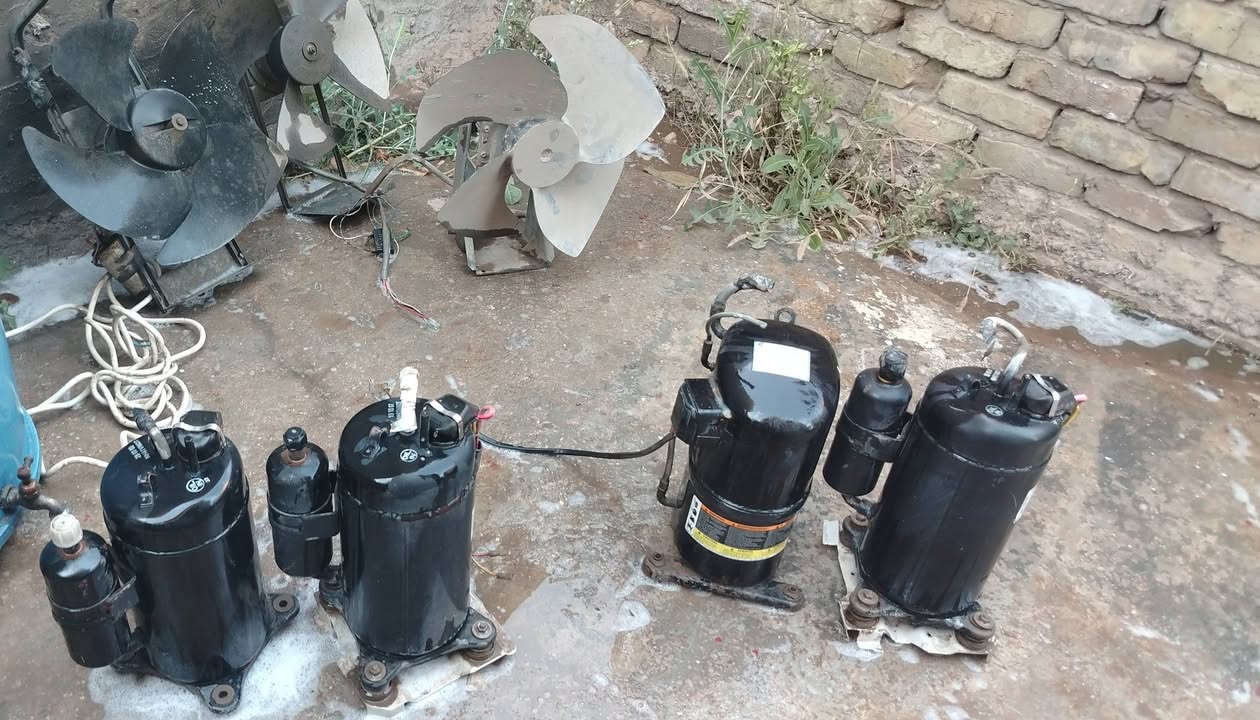 السلام عليكم
ماطورات سبالت اخو الجديد وعلى الفحص 3 روتري نوع دايكن تايلندي وواحد كمبريسر امريكي وفانات عدد 3 
مكان شارع فلسطين
***********
