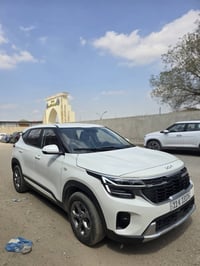 كيا سيلتوس  موديل 24 حادثها قطعتين بنيد وجاملق نفس لون مبدل  مواصفاتها...