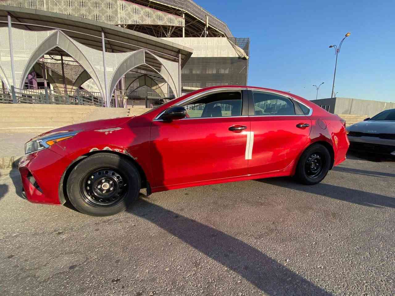 السلام عليكم
كيا فورتي 2023 وارد كندي 
مواصفات
تحكم ستيرن جهتين 
تحديد مسار 
رادار 
توقف ذاتي 
كروز سرعه 
تدفئه  دركه وكشنات 
مانع انزلاق 
ثلاث انضمه قياده 
حادث جاملغ امامي جه السايق 
وبيه طخه بالجاملغ الخلفي كما موضح بالصوره 
مكينه مفتوحه مبدل كازكيت 
رقم بغداد انكليزي بسمي 
هذا رقمي للتواصل على الخط او وتساب 
*********** اخوان اني مكلف بلنشر اتصل على صاحب سياره
