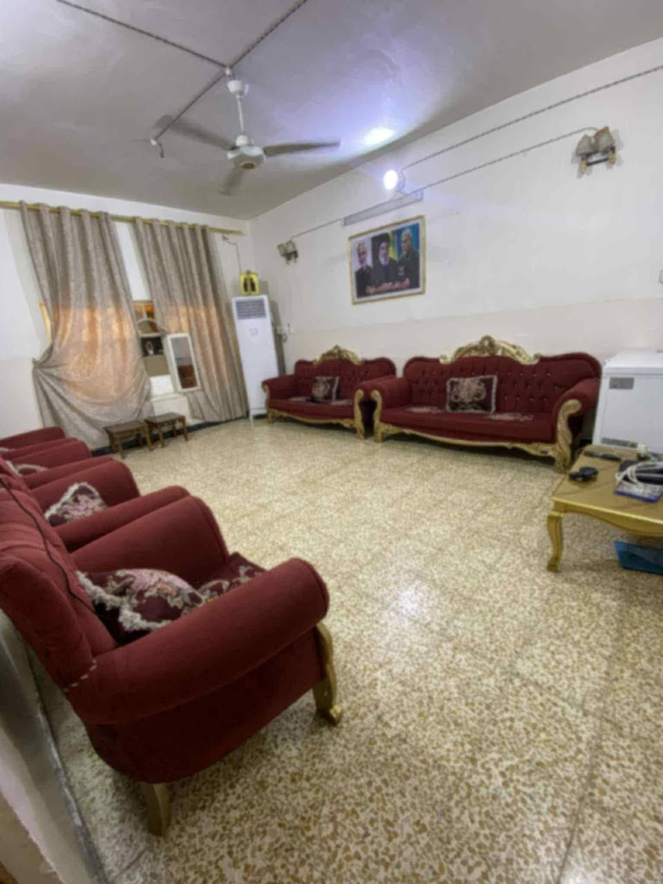 السلام عليكم عندي دار للبيع المساحه الكليه 180 متر طابو زراعي سند 25 تحويل مباشر باسم المشتري متوفره كل الخدمات الورديه سيف سعد قرب فرن الصمون المصطفى بيت حديث وجديد السعر 68 وبي مجال الاستفسار مراجعه مكتب عقارات الحسام اتصل على رقم الهاتف ***********+*********** اخوكم ابو مومل
