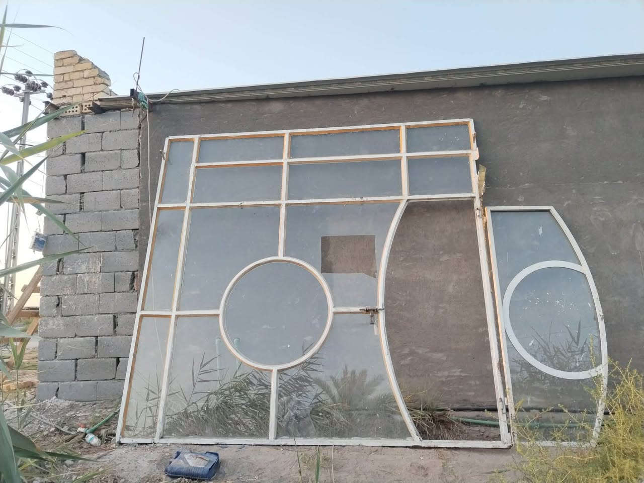 📢 جام خانة (واجهة زجاجية) مستعملة للبيع
المواصفات والتفاصيل:
 التصميم: واجهة حديد مميزة مع زجاج، تحتوي على نقشة هندسية دائرية وقوس جانبي يمنحها مظهراً جميلاً.
 الحالة: مستعملة وبحالة جيدة (كما موضح في الصور)، تحتاج فقط إلى تنظيف بسيط وجاهزة للتركيب.
 الاستخدام: تصلح للمحلات التجارية

📌 ملاحظة: البيع لأعلى سعر (أو يُرجى التواصل للاتفاق على السعر). المعاينة والاستلام في [المسيب هورحسين مقابل عمود 634]
للتواصل الاتصال على رقم ‭***********‬
