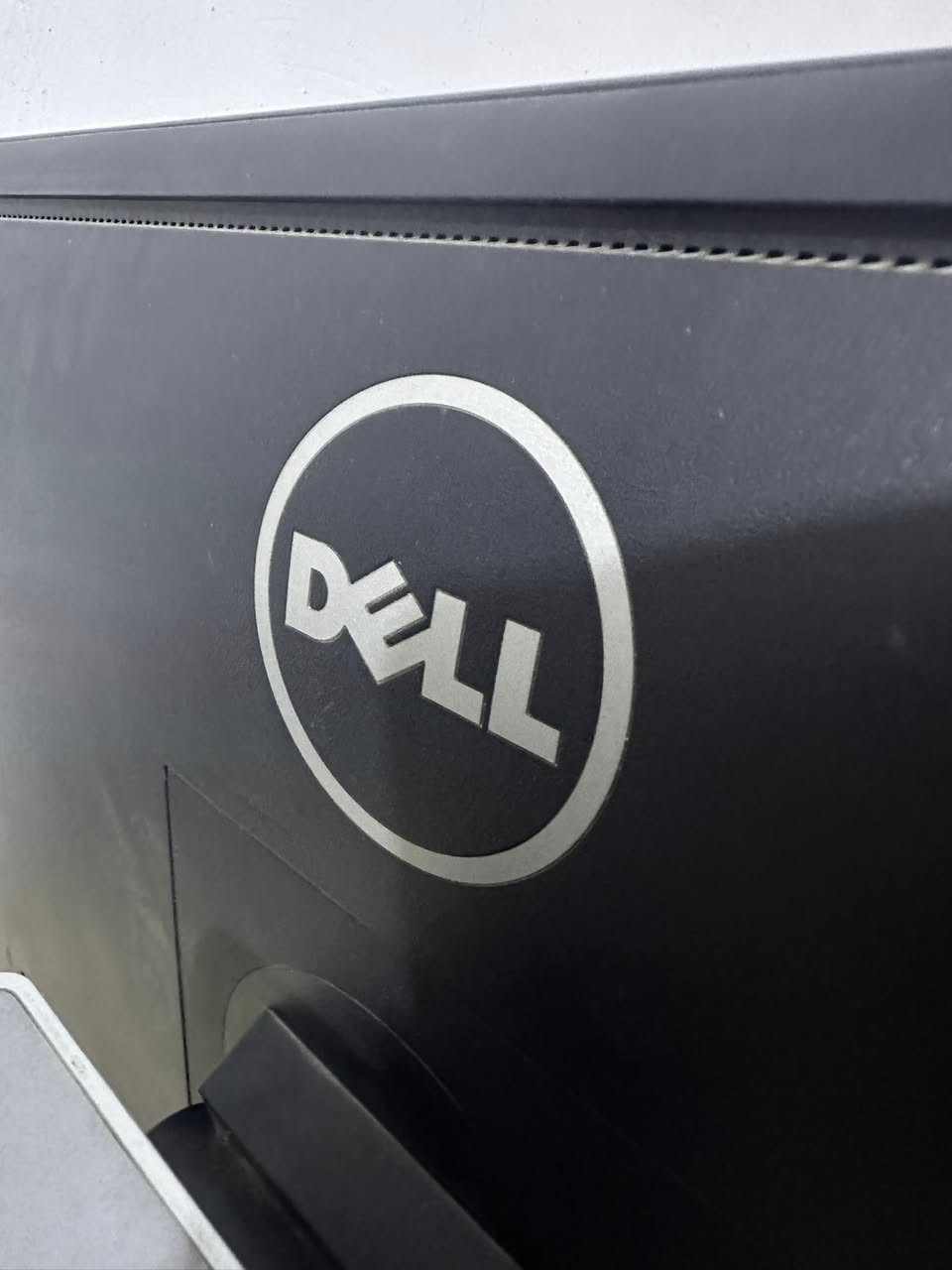 شاشة ديل احترافية Dell UltraSharp U2715H حجم 27 بوصة بدقة 2K
الوصف:
للبيع شاشة من الفئة الاحترافية المعروفة بدقة ألوانها الخرافية وعمقها، ممتازة جداً للمصممين، صناع المحتوى، والمحررين (Video Editors / Photographers) 
الموديل: Dell UltraSharp U2715H
الحجم: 27 بوصة (حجم مثالي للمساحة والعمل المريح
الدقة: 2K QHD (الوضوح 2560 \times 1440
نوع الشاشة (Panel): IPS ألوان حقيقية وزوايا رؤية كاملة.
دقة الألوان: تغطي 99% من ألوان sRGB (معايرة مصنعياً
الحواف: حواف نحيفة جداً وتصميم عصري أنيق.
المنافذ: تدعم HDMI, DisplayPort, Mini DP, ومنافذ USB مدمجة بالشاشة.
الستاند: ستاند ديل الأصلي المتحرك (تصعد وتنزل وتفتر عمودي وأفقي بكل سهولة
سعر 210
توصيل ماعندي اعتذر 
رقمي فقط تصال او واتساب 
***********
بغداد حي جميلة
