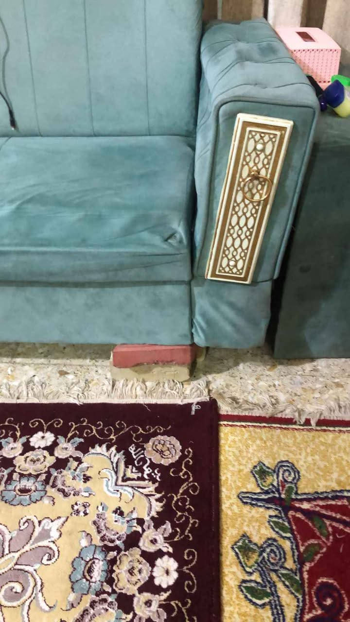 قنفه زاويه ٧ مقاعد
لون تركوازي 
أرجل بيجيه 
 ملاحظة للشفافية:
• رجل وحدة مكسورة، وموضح امامكم بالصوره  وموجود بديل إلها بأي معمل قنفات بسعر تقريبًا ٤ آلاف او ٣ الاف
• الأُسفنج نازل بمنطقه قليله تقريبا ٤ اصابع ، ويرجع يترتب بسهولة همين بمعمل قنفات
 السعر: ٨٥ ألف
 قابل للتفاوض البسيط
لايوجد توصيل 
مكاني النجف الاشرف ملحق الروان 
للاستفسار واتساب    او ماسنجر فقط
*********** النجف, العراق
