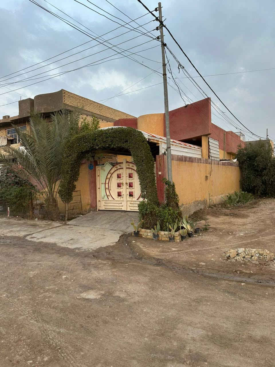 بيت للبيع داخل حي العسكريين موقع راقي جداا مساحه البيت 250 متر البيت ركن رقم القطعة4432/8/5 

بناء طابق واحد يحتوي على استقبال ومطبخ وصاله وغرف نوم كبيرات ثنين ومجمع صحيات كراج كبير بيت نفه جدا قريب على المدرسه الصينيه للاستفسار الاتصال على الحاج ابو ذو الفقار 
***********
