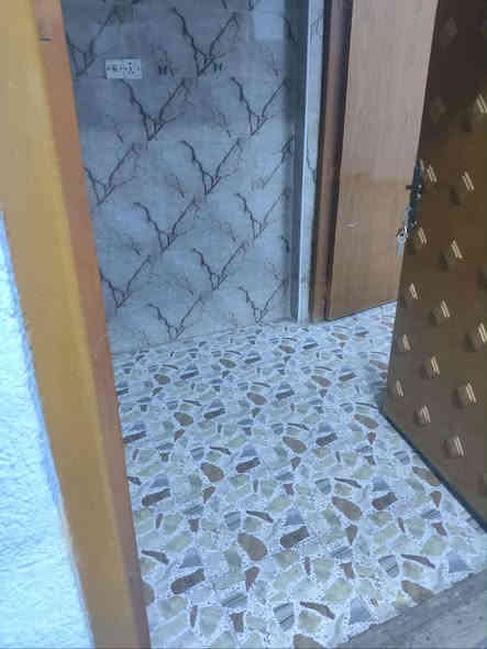 بيت المساحة ٤٥٠ م طابقين الطابق الثاني متأجر البيت معزول الطابق الأول فارغ يحتوي على غرفتين وصالة و ديوانية و مطبخ و صحيات داخلية و خارجية و كراج إيجاره ٥٠٠ الف وبيها مجال العنوان شارع ٤٠ قرب مأكولات الشام التواصل على الرقم ***********
