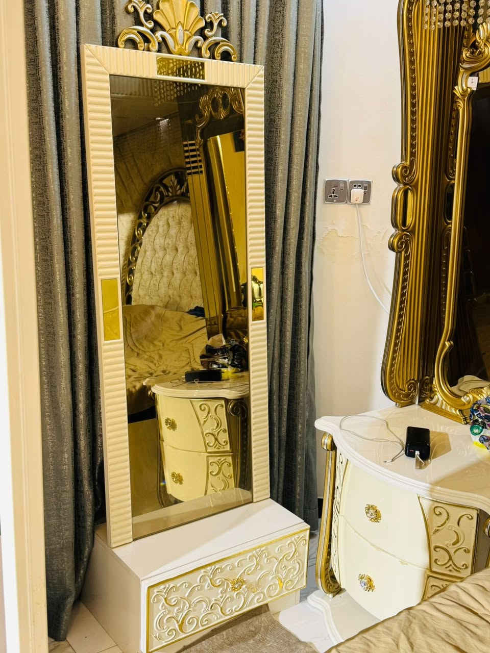 السلام عليكم غرفة نوم ملكيه 7 قطع مستعمله نظيفه جداً اناره ثريا بالچربايه وسبورت لايت وسبورت لايت ايضاً بالكومديات وسبورت لايت بميز مرايه 
السعر 1.750.000
غير متواجد ع النت مكلف بالنشر 
للتواصل على الرقم 
***********
