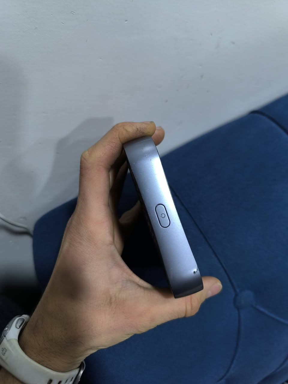 نعم، الجهاز الموجود في الصورة هو راوتر متنقل من طراز NETGEAR Nighthawk M1 (الموديل MR1100). يشتهر هذا الجهاز بكونه أحد أوائل أجهزة الراوتر المحمولة التي تدعم سرعات شبكة الجيل الرابع (4G LTE) من فئة جيجابت..

الميزات والمواصفات الرئيسية

السرعة: يوفر سرعات تنزيل قصوى تصل إلى 1 جيجابت في الثانية وسرعات تحميل تصل إلى 150 ميجابت في الثانية.

الاتصال: يدعم تقنية Cat. 16 LTE Advanced Pro وتجميع الناقلات رباعي النطاق (4-band Carrier Aggregation). يمكنه توفير اتصال إنترنت آمن لما يصل إلى 20 جهازًا عبر شبكة الواي فاي في وقت واحد.

البطارية: يحتوي على بطارية ليثيوم أيون قابلة للإزالة بسعة 5040 مللي أمبير في الساعة، والتي توفر ما يصل إلى 11 ساعة من الاستخدام المتواصل، ويمكن استخدامها أيضًا لشحن الأجهزة الأخرى عبر ميزة JumpBoost.
سعر 60 الف ***********
