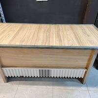 مكلف بالنشر  ميز مكتبي جديد للبيع  السعر 85 وبي مجال  شراي اتصل 078908...