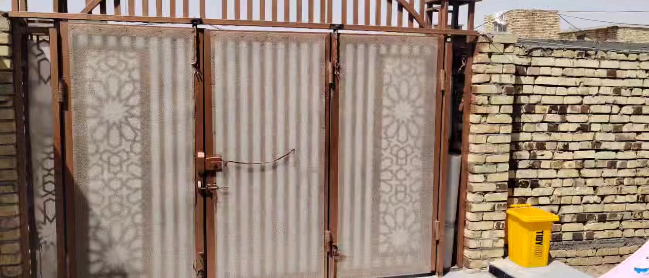 السلام عليكم بيت رقم 200 متر بحي الغدير الثانيه ضهر شارع 30 معامله كامله بناء 2024 صب سعر 100 رقم الهاتف ***********
