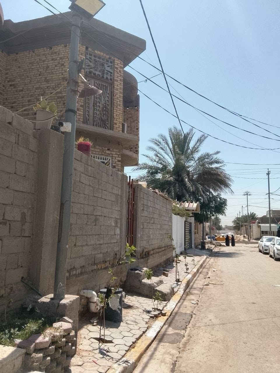 السلام عليكم اعادة النشر بسبب الوعود الكاذبة
الموقع : حي العسكري الصدر الاول  ثالث بيت عن السايدين الفرع تبليط ورصيف كامل تاريخ البناء 2022 .
المساحة 235 متر طابو صرف ..
تفاصيل البيت : يتكون من طابقين .
الطابق الأول: غرفتين ٥×٤ + مطبخ ٥×٤+ صالة ٩ امتار واستقبال ٤×٧ وطرمه وحديقة وممر عرض متر وحمام داخلي وحمام للاستقبال ....

الطابق الثاني : عوزه بياض وارضيه يتكون من ٤ غرف وصالة وحمام نفس الطابق الارضي ..
 الخلاصة بي ٣ مجاميع صحية و ٦ غرف وصالتين ..
للأستفسار عن السعر أرجو الإتصال على الرقم 
*********** ا
*********** بي وتس اب ...
