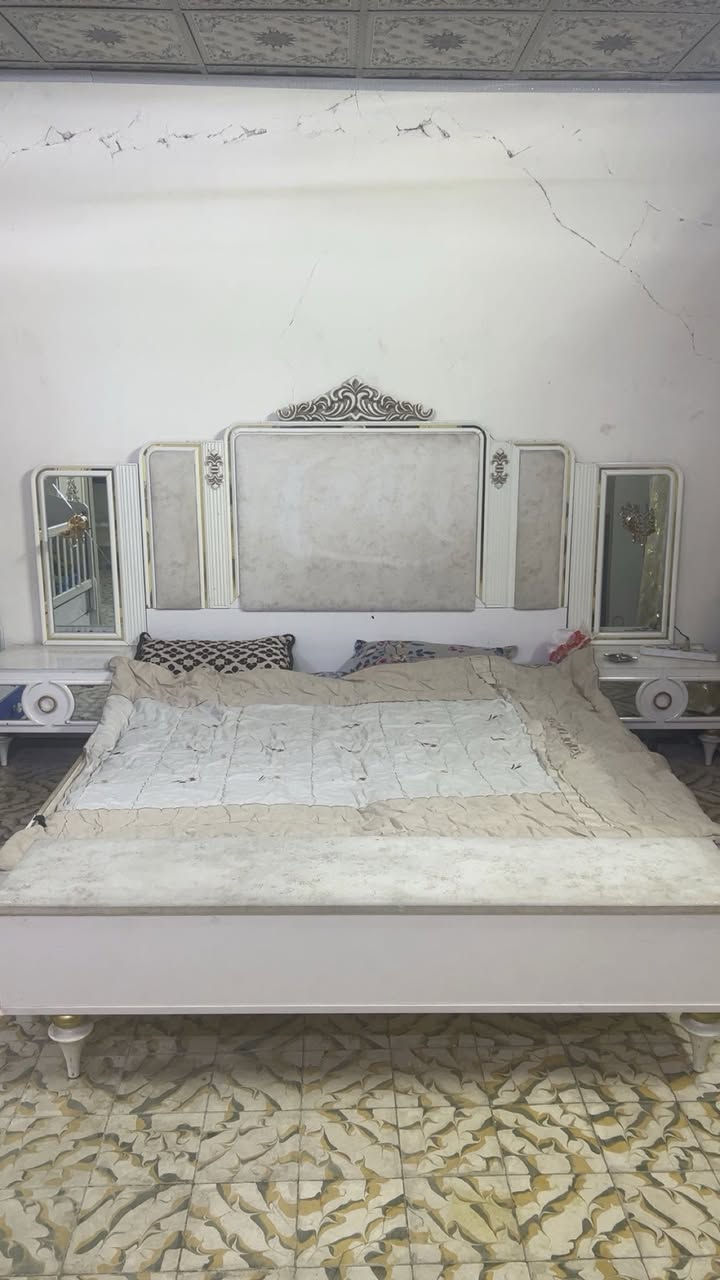 غرفة 8 قطع للبيع السعر 800 الف التواصل عل رقم *********** الكورك ***********
