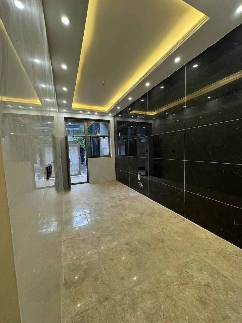 🔹
✅ حصراً لدى شركتنا ✅

🏡 منزل للبيع 🏡
📍 الموقع: بغداد - السيدية - مربع الضباط (كامل الساجت)
📏 المساحة: 120م
📐 الواجهة: 6م
🛣 شارع بعرض 12م

🏗 تفاصيل البناء:
3 طوابق:

🔸 الطابق الأرضي:
غرفة نوم + مطبخ + خدمات + حولي + صالة + منور

🔸 الطابق الأول:
غرفتين نوم + خدمات

🔸 الطابق الثاني:
غرفة نوم + خدمات + سطح

✨ مواصفات البناء:
✅ واجهة مرمر
✅ أرضية مرمر
✅ شبابيك ومحجر ألمنيوم درجة أولى
✅ جدران سيراميك ألواح
✅ أبواب تركية داخلية درجة أولى
✅ ديكورات ونقوش عصرية راقية

🏡 المنزل فارغ حالياً وجاهز للسكن
🟠 التعامل مباشرةً مع صاحب العقار

📞 للاستفسار:

 ***********  •• 

📍 زورونا في شركة النهرين للأسثمارات العقارية-الضباط -مقابل أفران الزيتون 2
