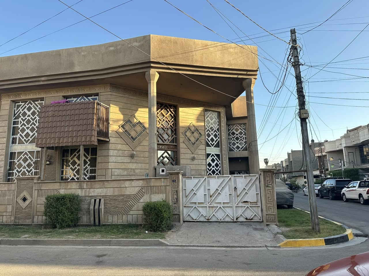 السلام عليكم دار للبيع 
بغداد البلديات قرب شارع الحشد الشعبي 
المساحه 150 متر  الواجهة ١٠ متر و النزال ١٥ متر ركن على فرعين  خمس غرف نوم الاستفسار ***********
السعر  ٥٥٠  مليون
