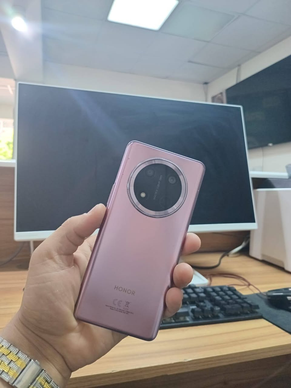 سلام عليكم HONOR X9c الجهاز مكفول عده الكامري بيه تشويش والضهر بي شويه جرادمن وره الكفر لل البيع السعر 280 او مراوس بايفون ١٢ او ١١ برو ماكس لل الاستفسار ***********
