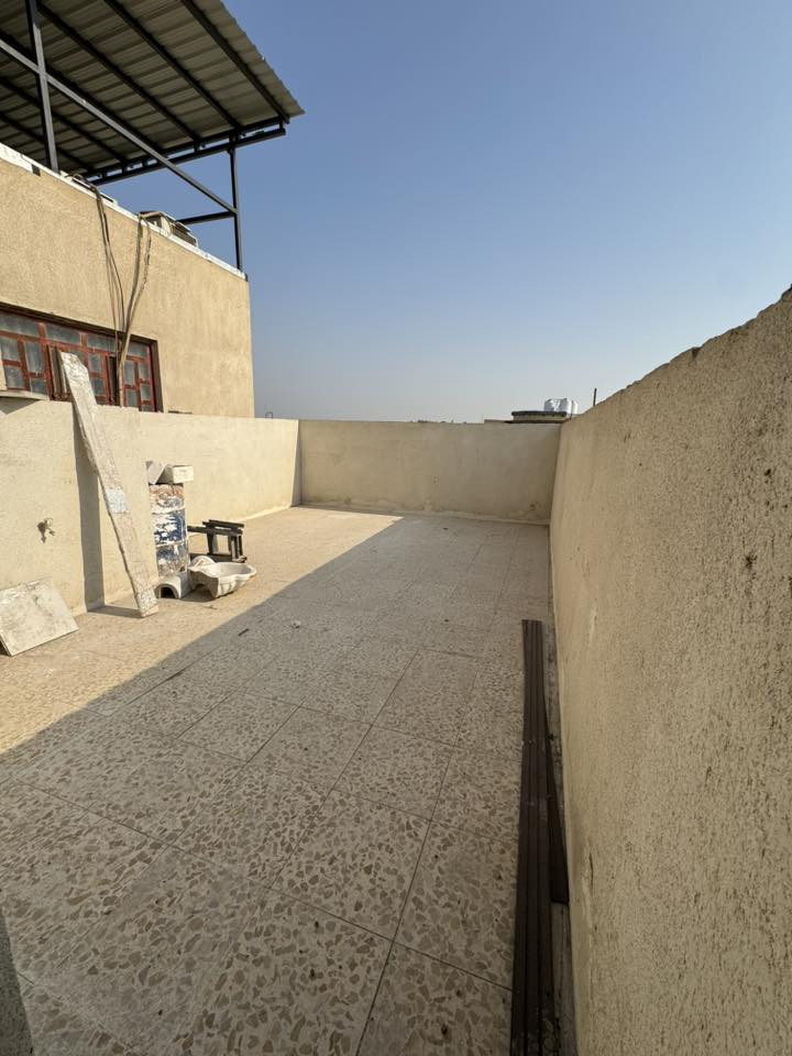 بيت للبيع مساحته ١٠٠ متر طابقين كله طابوق جديد ممسكون 
مكانه القبله حي القائم  قريب من الاربع شوارع خلف كرزات الشمال 
-تفاصيل البيت  
٣ غرف نوم ( وحده منهم سويت ) 
صاله ومطبخ والمنور يصلح مطبخ حار بس يتسقف وخدمات داخليه وخارجيه 
 والسطح كاشي 
اني مو دلاله ولا مندوبه (((((البيت بيتي)))) 
للتواصل هذا الرقم او خاص  
***********
