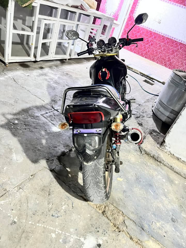 سلام عليك من رخصت الادمن دراجه هونده جيل لول نضافه مثل ما واضح بل صوره محرك نضيف كابريتر نضيفه كهربائيات كلها شغاله تايرات نضيفه دراجه اخير من الله الحمدلله ما موكفتني لتواصل وتساب فقط ***********
