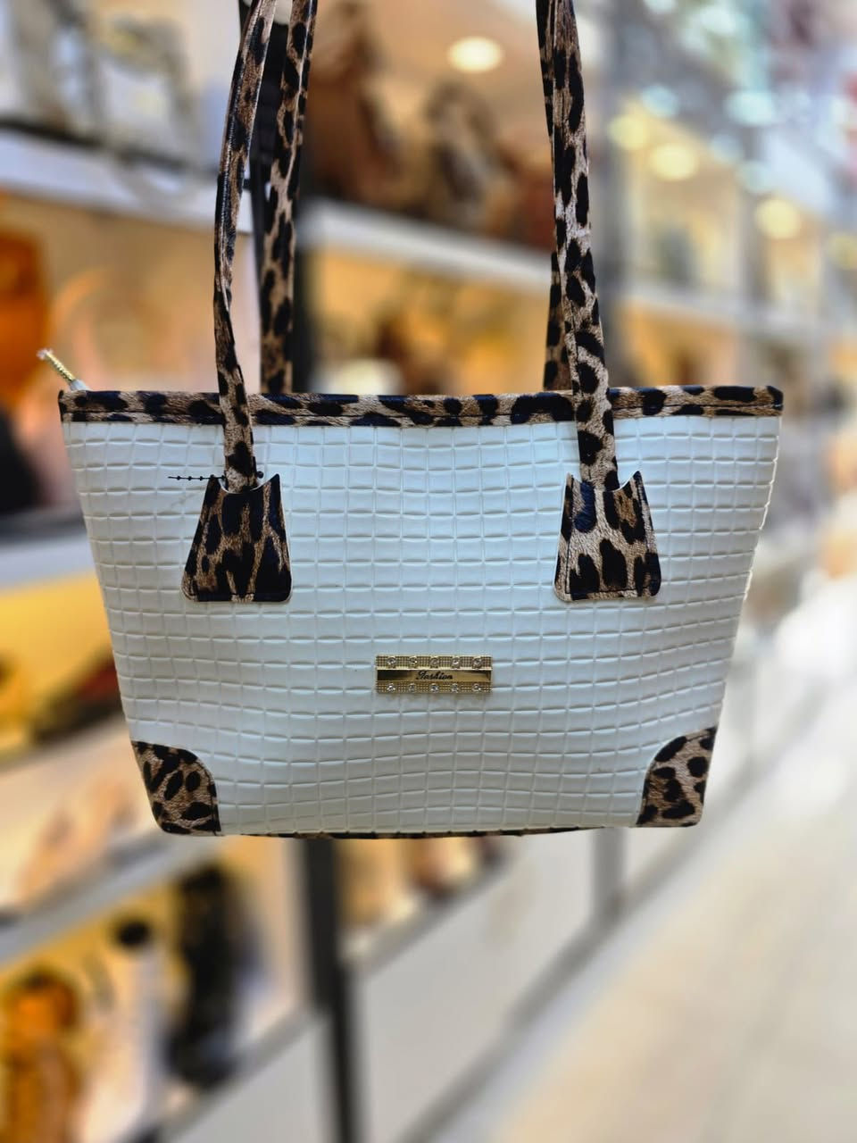 حقيبة نسائي
جلد طري 
حجم وسط
✨السعر 8.000✨
——/——/——/——
توجد خدمة #توصيل
 طويريج 2.000
الاقضية البعيدة 3.000
كربلاء 3.000
باقي المحافظات 6.000


**إذا كنت صاحب هذا الإعلان وتريد حذفه لأي سبب، رجاءا أرسل رسالة إلى الدعم الفني**