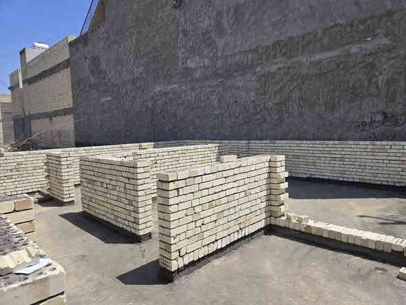 (((  ابو بنين المقاولات )))
عرض البناء الاقوى في بغداد 
  بناء.   نقد وبالقسط  كافت المناطق بغداد شتغل بكل زراعي كافت لمواقات عليه
***********انتصال 
عرض البناء يبده  300  الف الحد ٤٠٠الف للمتر المربع الواحد فقط ذرعة سقوف .. 
وفق المواصفات الانشائية التالية :-
1-تهيئة الارض  الارض و فرش طبقة من السبيس الخالي من الشوتئب و الجلمود عند الحاجة و حدل الارض بحادلة 20 طن للوصول الى المستوى المطلوب.
2-رش الارض بالمبيد الحشري الجرثومي عالي الفعالية مع فرش طبقة من النايلون الزراعي.
3-تأسيس شبكة مجاري 4انج الامل الشريف مصري مسلح ثلاث طبقات.
4-قالب الخشب و تسليح نشر حصيرةواحدة حديد بنشر 30سم مع اضافة جسور بابعاد اتاري 25سم ناجح بالفحص و باقطار حديد نصف انج مع شيش قياس 5 نوع عراقي f.f .
5-صب الاساس باسمنت مقاوم خلطة c30 بارتفاع 40سم للرفت.
6-صب البتلو مع اضافة مواد عازلة للرطوبة.
7-البناء يكون بالطابوق الابيض الجمهوري.
8-صب الاسقف نشر 30سم مع جسور بارتفاع 30سم و مواصفات الطابق الثاني و البيتونة نفس القياسات المذكورة.
9-تأسيس شبكة الماء مسلح درجة اولى تركي.
10-تأسيس الكهرباء نوع سيمنز العقبة الاردني.
11-تطبيك الارضية بكاشي موزاءيك وبورسلين تطبيك الحمامات و المطابخ بالسيراميك الايراني الدرجةالاولى
13-عمل الجص و البورك بمساطر بقياسات 90 سم و البورك نوع غزال او مالج.
14-الواجهة مرمر و بورسلين بنسبة 50% من كامل الواجهة بدون اي اضافة بالاسعار.
15-ديكورات جبسوم بورد للصالة فقط.
16-الانارة نوع سعودي او اماراتي بضمان 5 سنوات و الميزانية نوع (اي بي بي ) سويسري ضمان 25 سنة.
17-الفتنكات الصحية و الاثاث للصحيات نوع تركي درجة اولى.
18-لبخ المناور و الجدران الداخلية و الستارة للسطح مع النثر.
19-بايات الدرج كرانيت درجة ثانية او بورسلين حسب اختيار الزبون
21-محجر الدرج المنيوم تركي .
22-الابواب الداخلية تركية بقياس 210سم .
23-الشبابيك حديد او المنيوم مع زجاج بقياس 6ملم و ابواب المداخل حديد.
24-باب الاستقبال قاصة تركي المنشأ مع كيلونات ايطالية بضمان 20سنة من شركة E-Form.
25-السطح شتايكر مع فلين بسمك 3سم مع زميج مع عازل رطوبة.
26-تجهيز سخان سعة 120لتر مع تجهيز تانكي ماء سعة 1000لتر مع بوستر مع مضخة ماء درجة اولى.
27-باب السياج الخارجي حديد درجة اولى.
28-شبكة معالجة ارضة مع شبكة خطوط كامرات مع انترنيت .   المواصفات المذكورة تثبت و ترفق بالعقد .لمتر هيكل يبده من ١٨٥ الحد ٢٢٠
