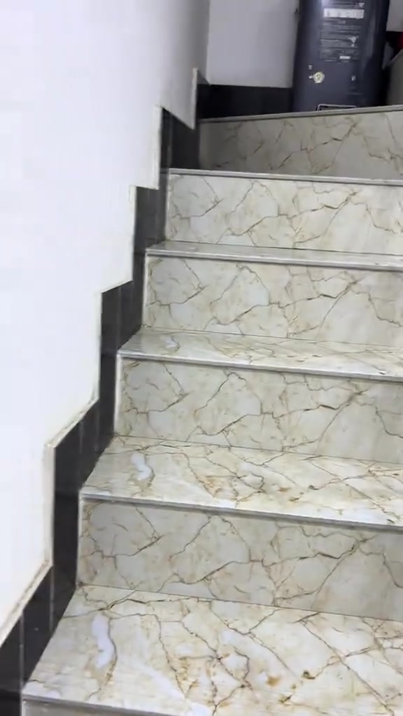 السلام عليكم عندي بيت 50 متر شارع خوله طابقين البيت يفرغ ثاني يوم من عمليه الشراء ***********
