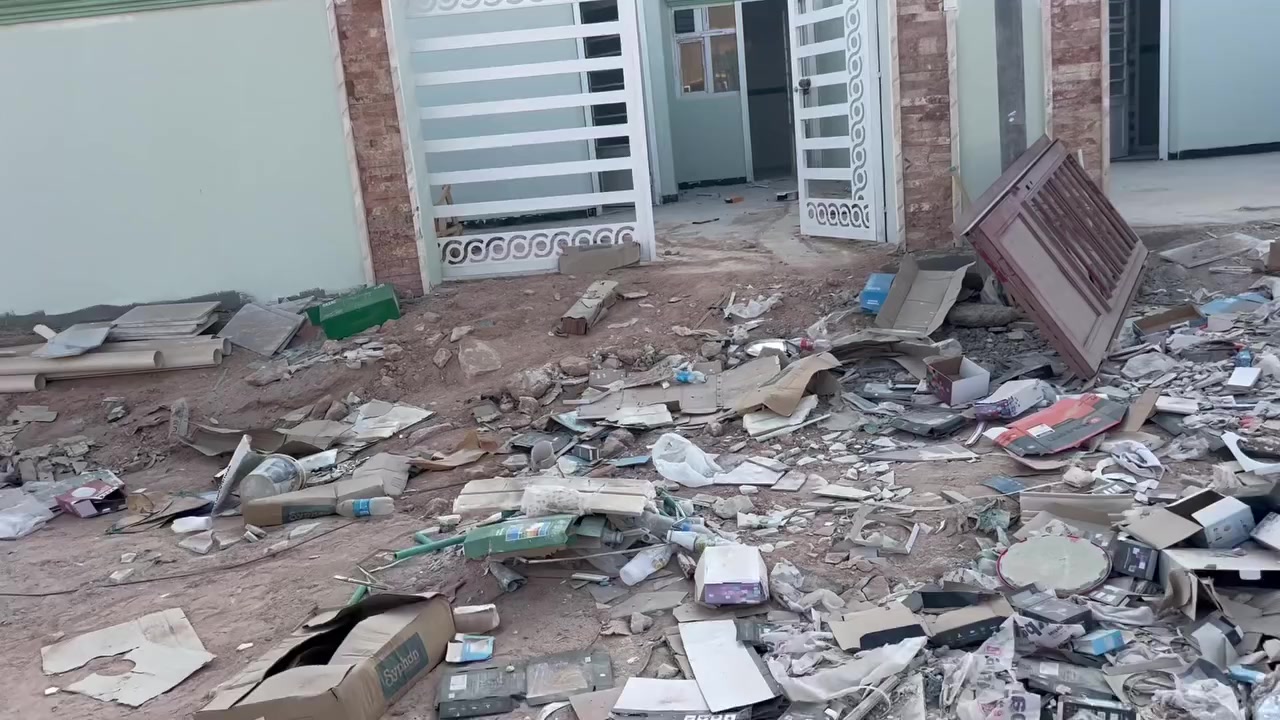 السلام عليكم
دار للبيع في قرية السلام النموذجيه في المناذره 
المساحه 160متر
طابق ونص غرفتين
مكان مميز  ع حديقه 
تفاصيل اكثر خاص او اتصل واتساب ***********
