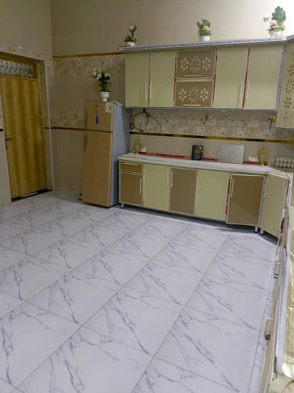 بيت للبيع طابو صرف المساحه ٢٥٠م وجه اولى ع الشارع العام مقابيل طاقة الكهرباء  منطقة السراي يتكون من غرفتين وصاله ومطبخ حار وبارد واستقبال بناء حديث للاستفسار  الاتصال ع الرقم التالي *********** واتساب/ اتصال
