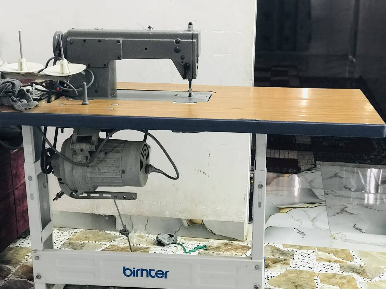 مكينه خياطه صناعيه مستعمل شي قليل السعر 225 وبيها مجال شي قليل العنوان الموصل الأيمن :*********** كورك
