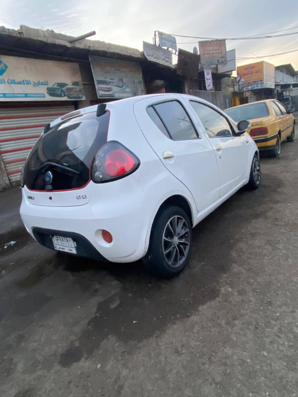 السلام عليكم مرخصه الادمنيه للبيع باندا جيلي سيار بيه دوسه مصبوغه وبيه شخطين بالباب  والباقي كفاله عامه مكينه كير تايرات صدره حلو وجديد بس بيه تك بولبرن مو زين سياره جديده ما ماشيه هواي موديل 2013 تبريد شغال سنويه بعده ما ساقطه السعر 58 وبيه مجال حك الجيه فقط ما متواجد عل فيسبوك لاستفسار ***********
