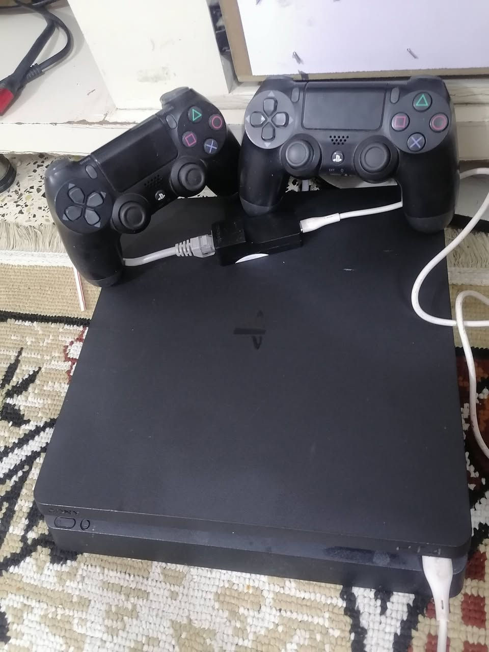 *********** جهاز بلاي 4 سليم مهكره نظام 11 جهاز ما مفتوح داخل الجهاز 10 العاب سعره 250
