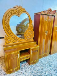 غرفة نوم • أثاث خشبي