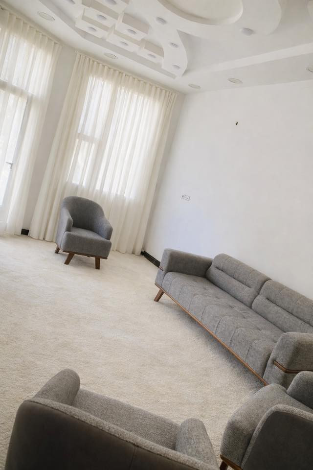 السلام عليكم بيت ١٥٠ زراعي
بالكرادة بناء حديث ومرتب 
غرفة نوم واستقبال كبير وصالة ومطبخ وصحيات داخلية وخارجية وبيتونه
يباع مع الكاونتر
السعر مناسب جدا *********** صاحب البيت
