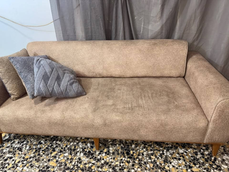 للبيع تخم قنفات شغل عراقي درجة اولى ١٠ مقاعد ٢ كبيره واحده وسط ٢ كراسي مع الكوشات هدية السعر ٧٠٠ وبي مجال خشب درجة اولى للاستفسار التواصل على الواتس اب ***********
