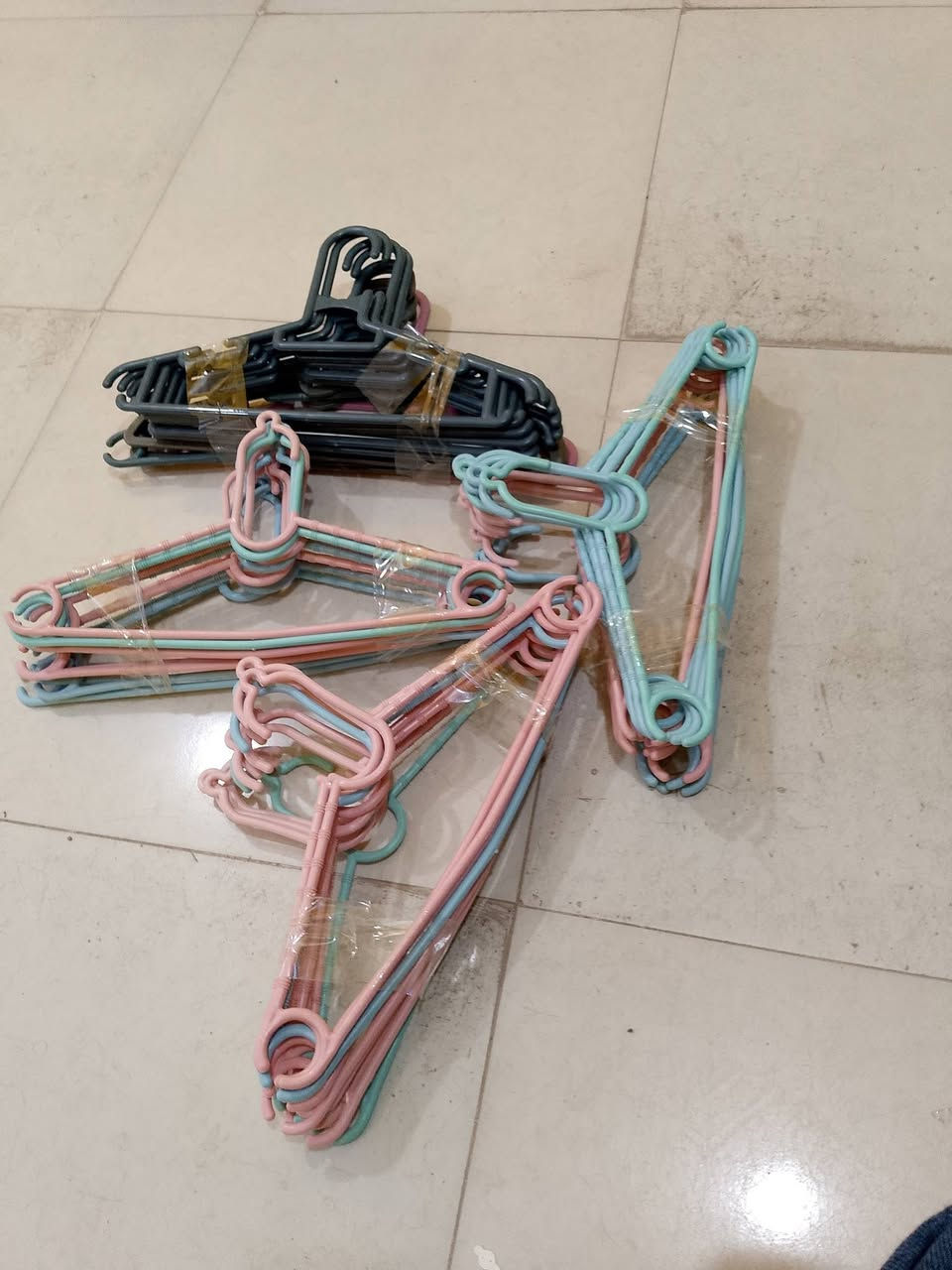 تعاليك ملابس اطفال 
ونسائيه 
تعاليك حجاب 
جديده مابيه اشي مكسور لو تالف 
لتواصل الانبار حديثه حي العسكري 
اكو خدمه توصيل 
لتواصل ***********
