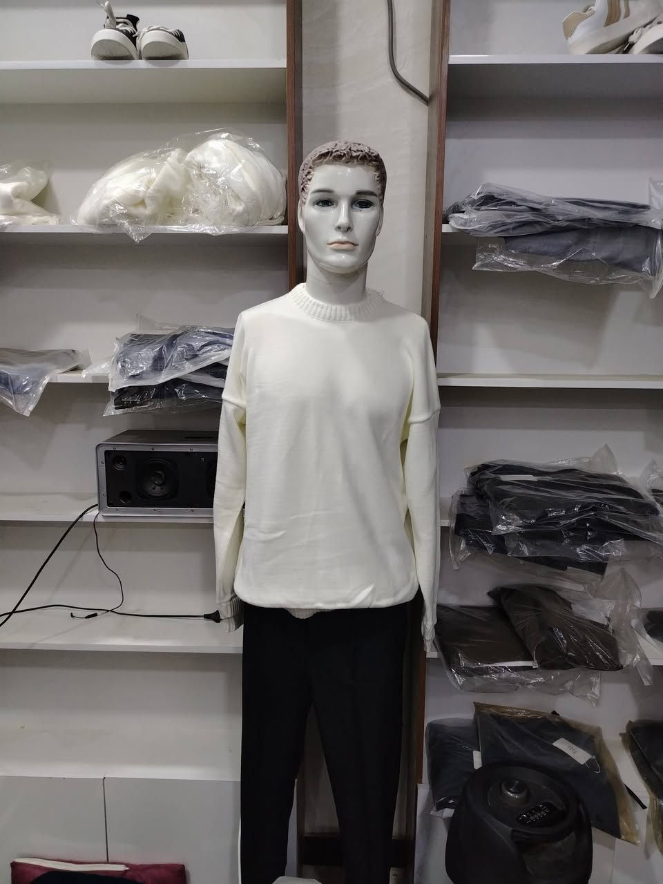 مليكانات للبيع لعدد خمسه لون ابيص الاصليات
لوحده عله 100 وعدي نص بس رجلين مال بنطرون سعر50  للاستفسارات والتواصل ***********
