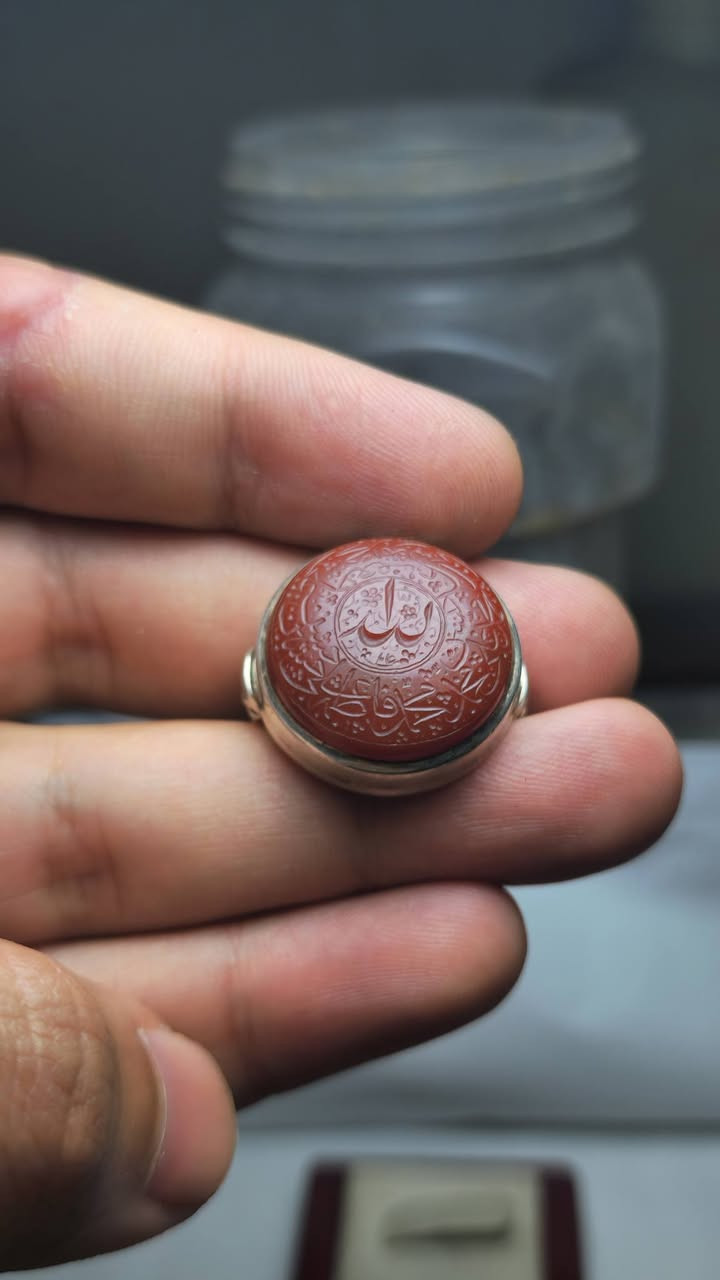 اللهم صل على محمد وآل محمد الطيبين الطاهرين
يماني احمر حر طبيعي قطع دائري خط البركة السيد محمد العاملي خط على الفص في الوسط لفظ الجلالة والاسماء النوارنية للمعصومين الاربعة عشر صياغتي اليدوية صياغة ثقيلة للبيع السعر على الخاص مكاني بغداد مدينة الصدر رقمي للإتصال*********** يوجد توصيل..
