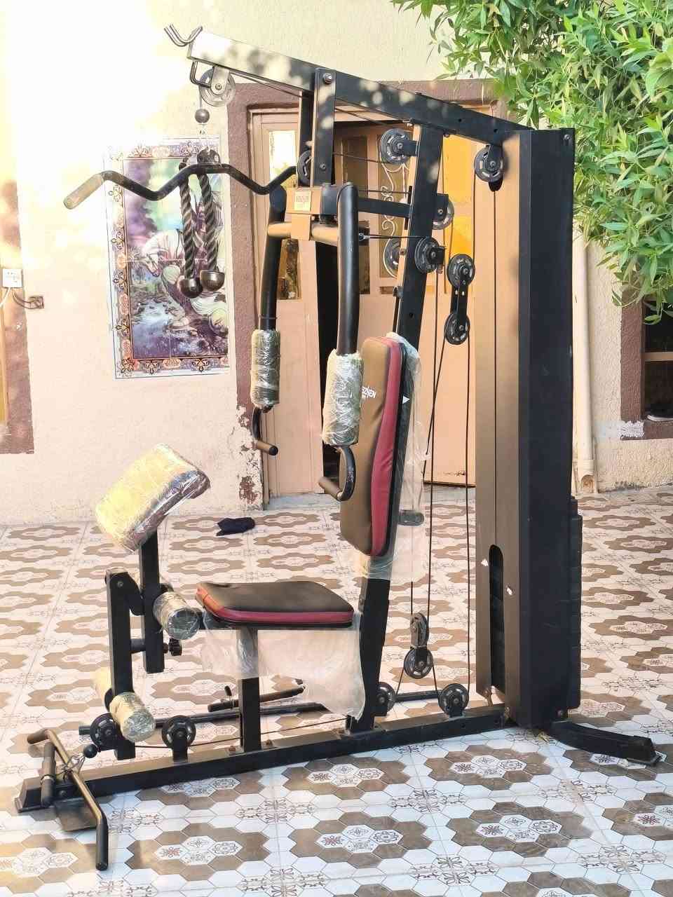 جهاز تمارين  عباره عن قاعه متكامله 
اكثر من 15 تمرين 

اخوان الجهاز اخو الجديد ما مستخدم هواي 
السعر 200الف وبي مجال قليل لشراي 
***********

