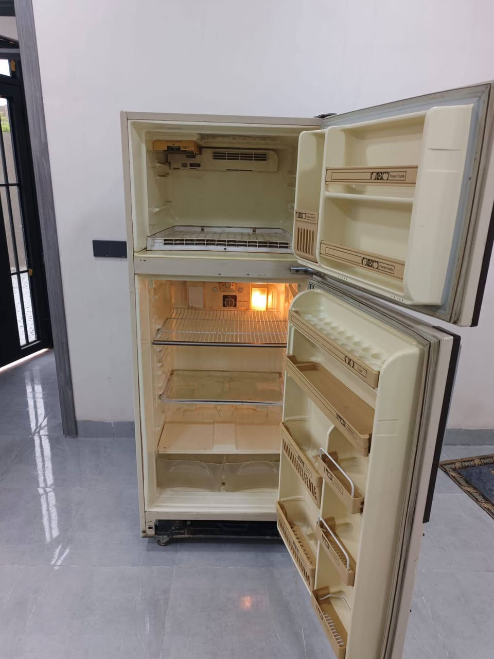 ثلاجه نشنال القديم 18قدم حجم كبير كلش نظيفه تاخذها بشرط اي عيب ما بيها السعر125الف الاتصال ***********
