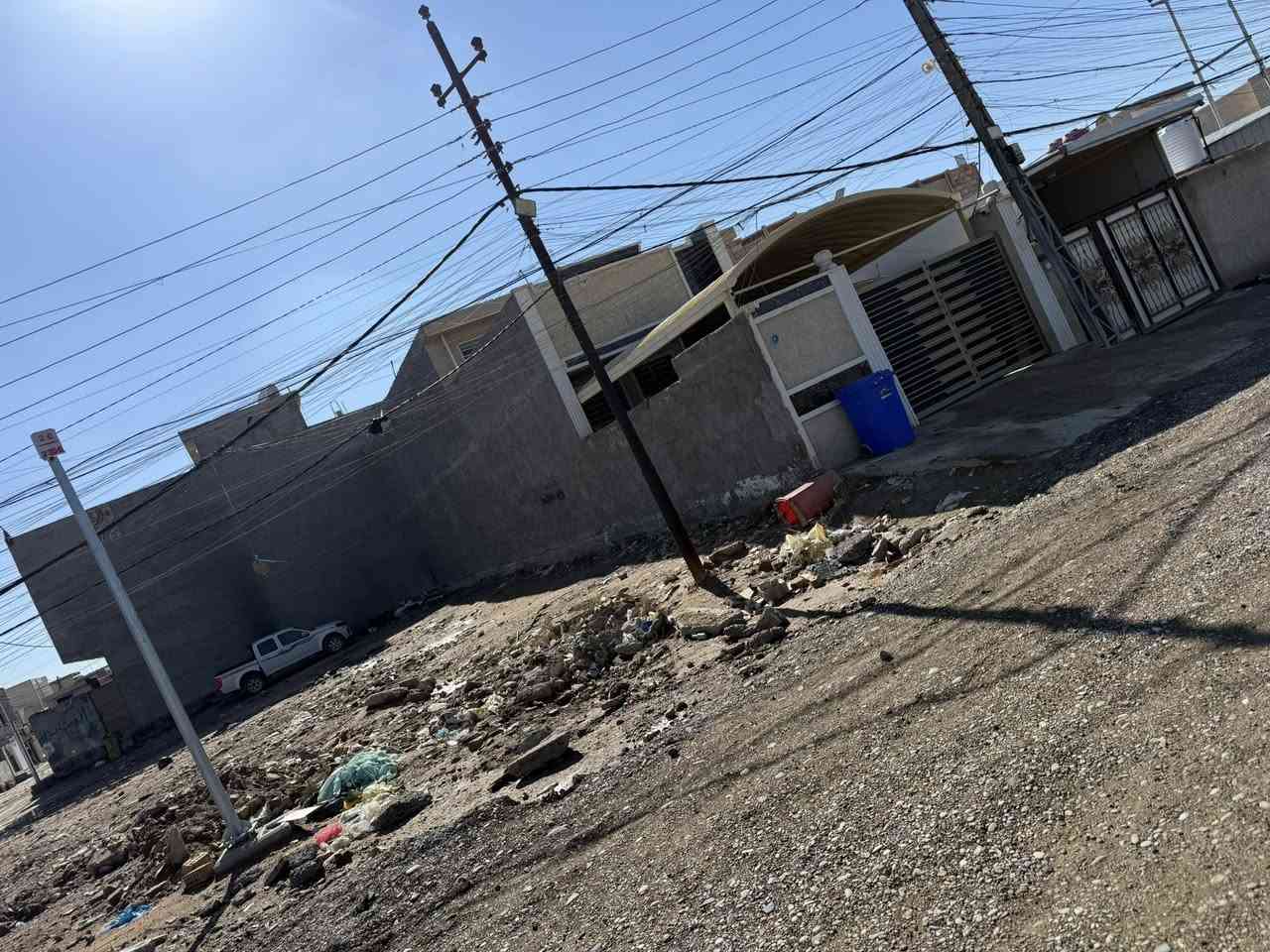 البيع بيت 🏠 الموقع بوب شام أسوار بغداد قرب لهزه مساحه 140 واجهة 5 ونزل 28 طابو سند 25 يحتوي على ستقبال و صاله و مطبخ وحمام و منور  غرفه ماستر النوم 6 في 5
طابق ثاني حولي كبير حمام 🛁 غرفه 6 في 5 تسجير أمام الدار 150 متر
***********
