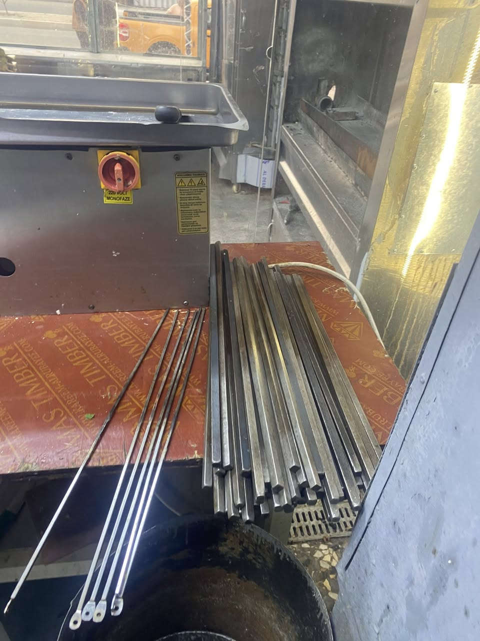 سلام عليكم اغراض مطعم كباب ودجاج للبيع  استعمال قليل ابيعهن كلهن مره وحده ***********
