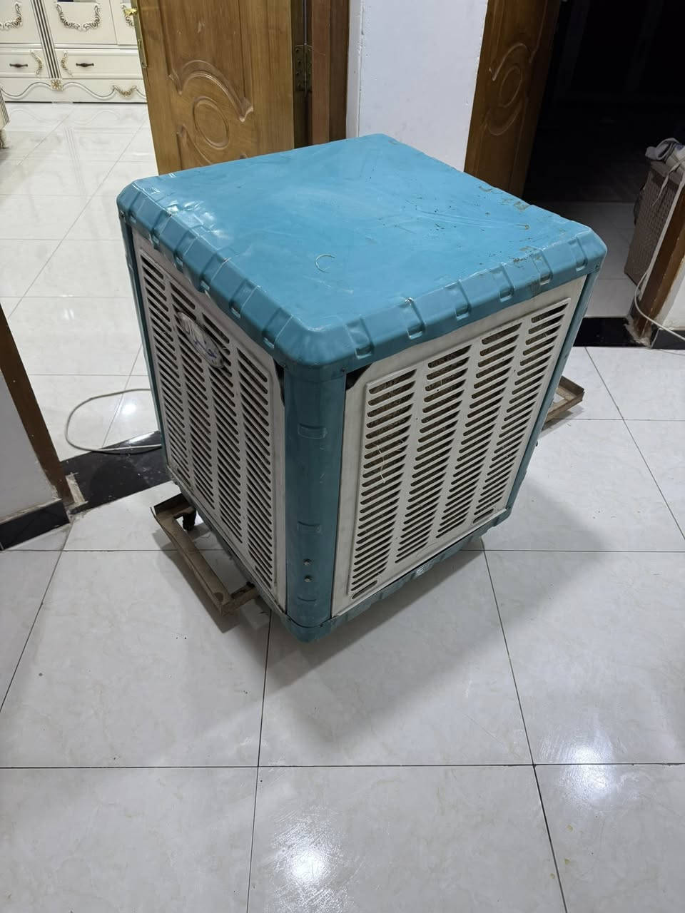 جنرال ماعرف حجمها بس جبيره 
كامله وبارده ثلج ماطور الجبير سرعتين 
دبل حلفه مخليلها برودتها تخبل 
بس مضايقتني اريد ام التايرات مراوس 
او بيع ب75 الف واني اوصله عندي بيكم هيه والتوصيل ب75 
مكاني بغداد الامين الثانيه 
***********

