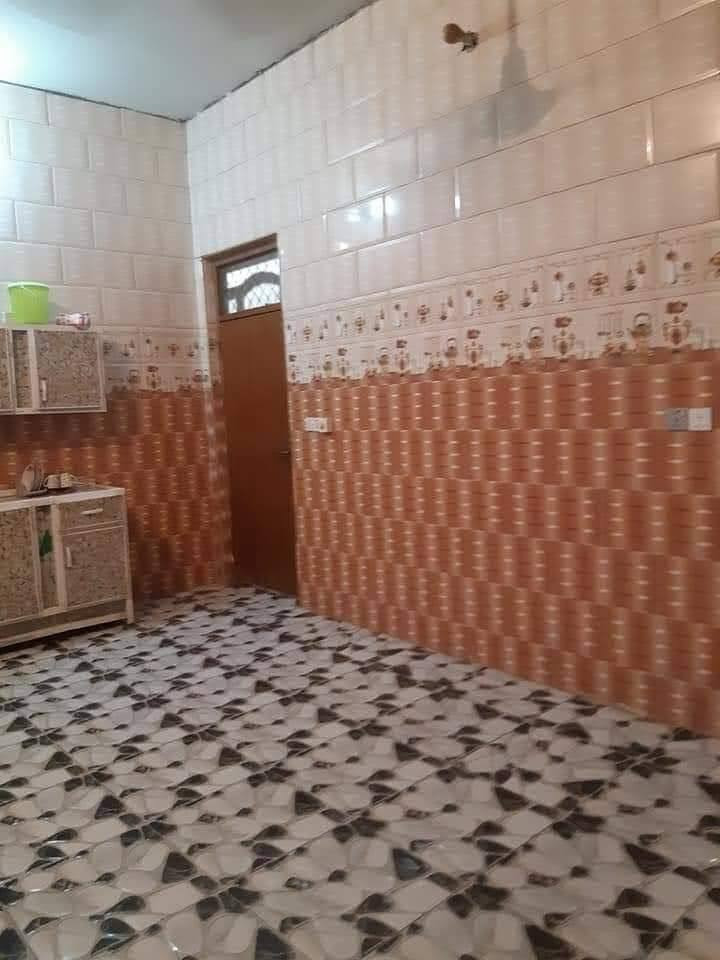 سلام عليكم
البيت البيع طابو صرف 
مساحه ((200))متر حي موظفين قرب سايدن جدد
البيت طابق ونص كله مسلح 
يحتوي طابق اول على
استقبال 
وصاله 
ومطبخ 
وغرفتين نوم 
وصحيات داخليه 
وصحيات خارجيه ومناور
طابق ثاني 
غرفتين نوم وصاله وصحيات كامله 
كل خدمات موجوده
سعر ((160))وبي مجال 
استفسار اتصل 
((***********))((***********))
اخوكم أبو عراق...
