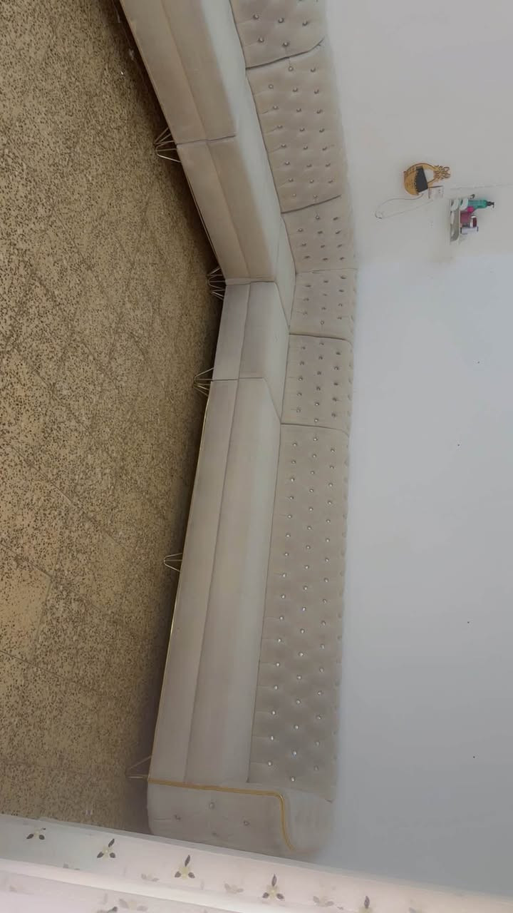 مرحبا عليكم من رخصه الادمن عندي هذا ديوان للبيع الموديل مودرن تركي احطاطه شغل ايد 
طول 7 مترات بمعنى 10 نفرات 
لون اوف وايت 
بي شگ بسيط هذا لي بصوره ميعدي اشبر 
ومجرد يرادله غسل 
كلفني 800
اريده ب400 وبي مجال بسيط لشراي فقط يراسل رحمه الله والديكم


**إذا كنت صاحب هذا الإعلان وتريد حذفه لأي سبب، رجاءا أرسل رسالة إلى الدعم الفني**