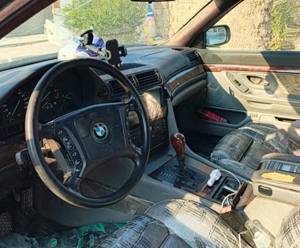 سلام عليكم مراوس ب525 فقط كاسحه موديل 94اصل محدث 2000 730 V8 كهربائيات كلها بلاديه وشغاله وياله هامان تو سايز 18كشانه كهرباء تجاوي كهرباء شاشه اندرويد جديده حداديه جديد خلفي امامي طستها تخبل مكان سياره بغداد تريد تحويل تريد وكاله ***********
