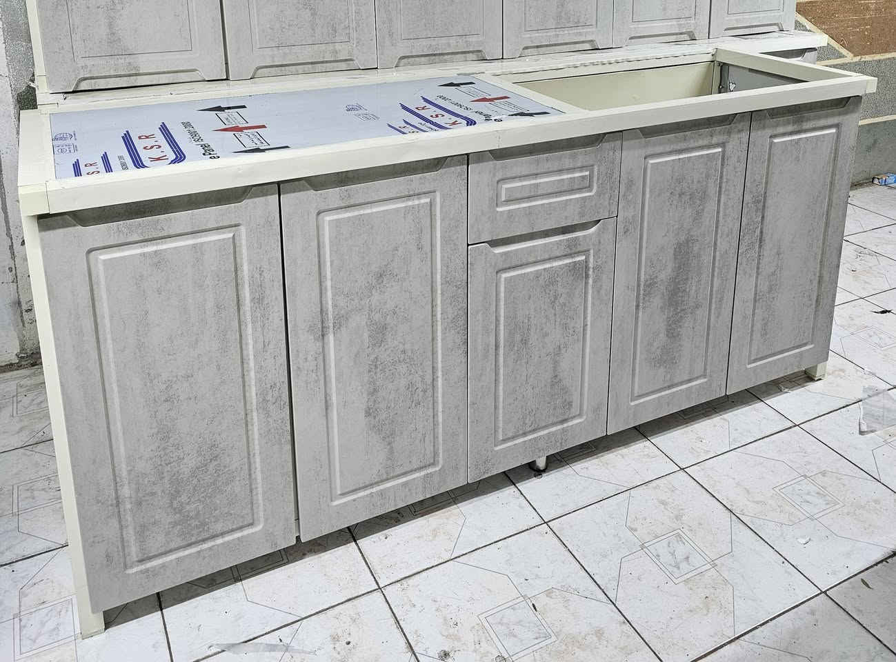 كاونتر الأبواب خشب اج دي اف تركي والداخل المنيوم 

العدد 4 قطع نضيف جدا مع الخلاط أيضًا 

مترين ونص والسنك مترو30سم والقطعه الاضافيه مترين

*********** ***********
