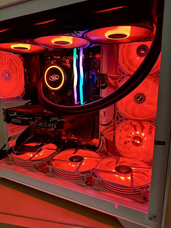 السلام عليكم كيس العاب قوي جداً بسعر مناسب جداً
GPU RTX MSI 4060 Ti 2FAN 
الكارت لا مفتوح ولا مستخدم هواي نظيف 100%
CPU RYZEN 5 5600X 6 CORES 12 THEARDS 
MOTHERBOARD B550M GAMING PLUS MSI 
FULL ATX 
المذربورد حجم ATX مع 4 سلوت رامات ومنفذين M.2
STORAGE NVME M.2 512GB 
RAM T.FORCE 8X2 16GB 3600HZ RGB 
POWER SUPPLY THOR 850W+80 GOLD 
البورد هم كولد وهمين فول مودلير كامل يعني بور كلش مرتب 
مبرد مائي من DEEP COOl 36MM 3FAN ARGB
CASE ALSEYE 10FAN ARGB WHITE COLOR 
سعر التجمعية كلش مناسب بالنسبة للبراندات والقطع البيه
 سعر مليون و150 الف فقط✅
مكاني بغداد الدوره ✅ 
يوجد توصيل ✅


**إذا كنت صاحب هذا الإعلان وتريد حذفه لأي سبب، رجاءا أرسل رسالة إلى الدعم الفني**