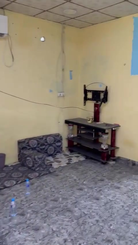 السلام عليكم بيت تجاوز بالجنينه حي الانتصار قرب الجسر الكبير ومستوصف الجنينه ومدرسة ابي تمام /غرفة ومطبخ وصحيات وصاله ومنور وطارمه السعر ١٥ وبي مجال للشراي ***********
