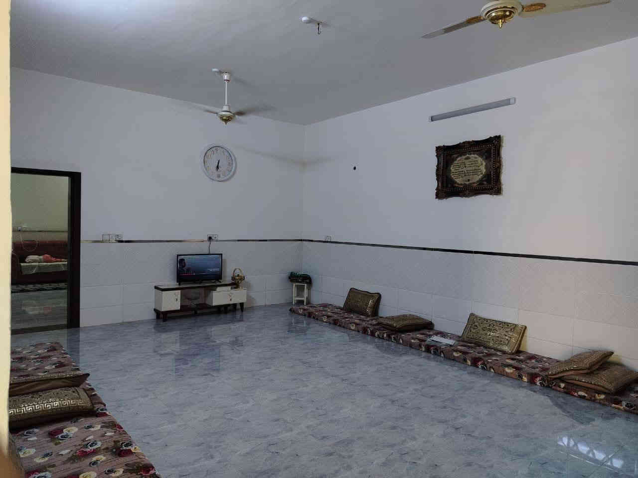 بيت للبيع المساحه ٣٠٠ واجهه ١٢ والنزال ٢٥ العنوان حي الزبيدات شارع محطة القطار الثانيه يتكون البيت من طابقين 
استقبال ضيوف ومطبخ وصاله وثلاث غرف نوم وثلاث مجاميع صحيه البيت طابو صرف  للاستفسار 
***********
