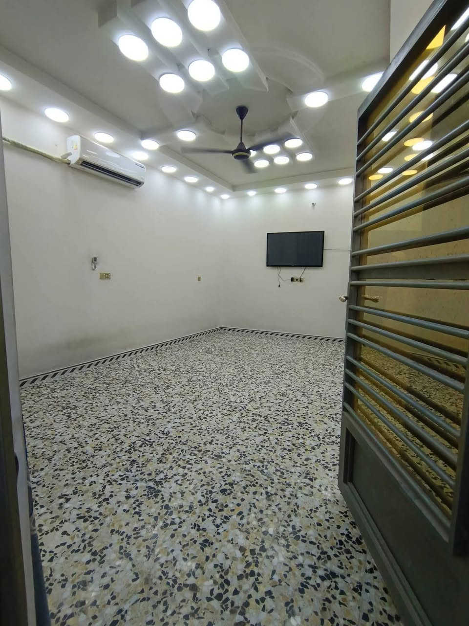 السلام عليكم توفر عندي بيت للبيع 100متر --جبها8--نزال-- 12ونص--- البيت طابقين  زراعي سند 117 منطقة كامله كل خدمات مي مجاري كهرباء تبليط  موقع البيت البلديات الضباط خلف الصحفين قرب مدرسه زين القوس منطقة حي الامير الاستفسار اكثر*********** الرد واتساب ماسنجر   حسن للعقار
