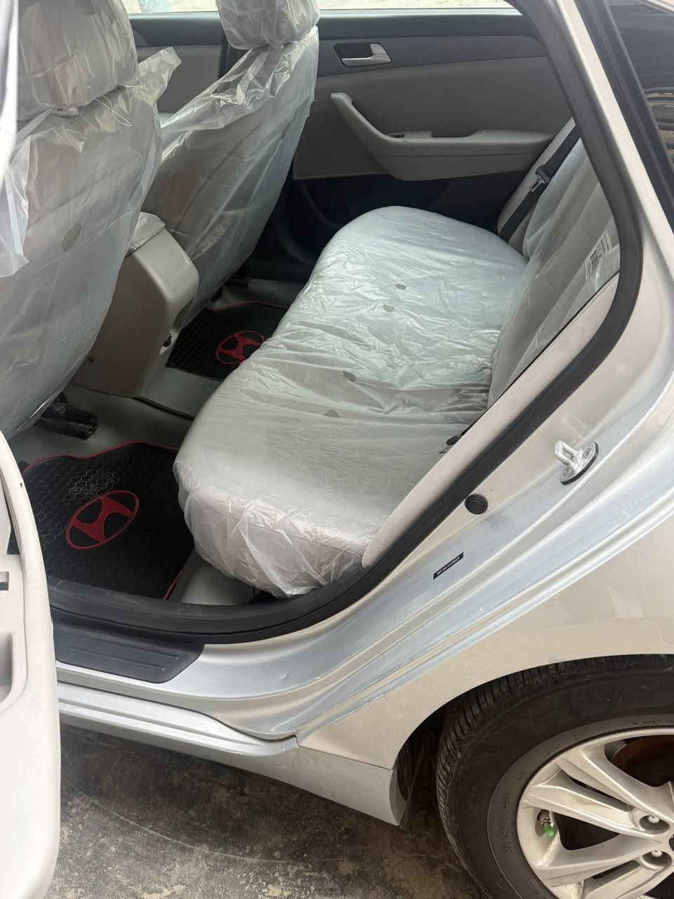 السلام عليكم سوناتا موديل 2016 وارد امريكي حادثها جاملغ اليمنه وهنا بلعراق بيها 3 قطع صبغ السياره قماره محلبه المطره مال بلديات محرك 2400 محرك وكير مكفولات كفال عامه برغي ممفتوح برغي بيهن السعر 118 وبيها مجال شي بسيط العنوان بغداد ساحت الطيران رقم الهاتف ***********
