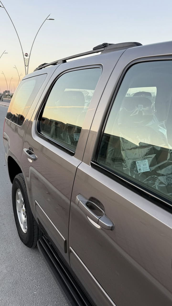 تاهو ادوات ) الموديل 2013 الون چكليتي خليجي داخل عسلي السياره كلش جديده صار يومين من دخلت  كفاله من الضربه والگص والفتح بيها صبغ كم قطعه بالخليج تجميل طخم تاير جديد تبريد+ تدفئه كواتم ابلاد سياره كارتون  السعر 125$  هاتف ***********
